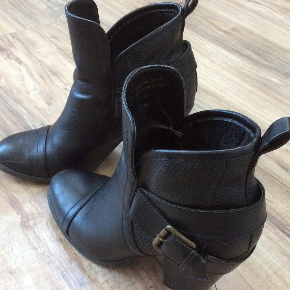 Black 3 inch heal boots